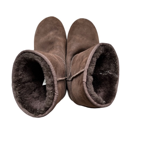 UGG SHORT BROWN BOOTS - Picture 2 of 7